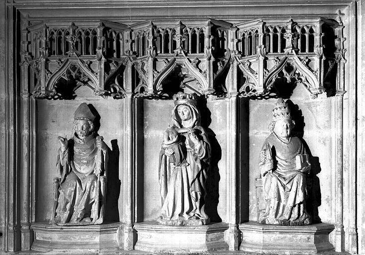 Retable de l'ancien autel saint Gorjon, trois statues : évêque en pierre ; Vierge à l'Enfant en pierre ; Pape en bois