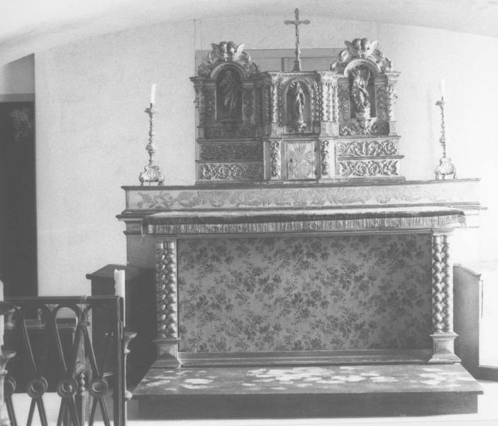 autel, gradins d'autel, tabernacle, retable, statuettes : saint Pierre, saint Paul, chandeliers, vue générale - © Ministère de la Culture (France), Médiathèque du patrimoine et de la photographie (objets mobiliers), tous droits réservés