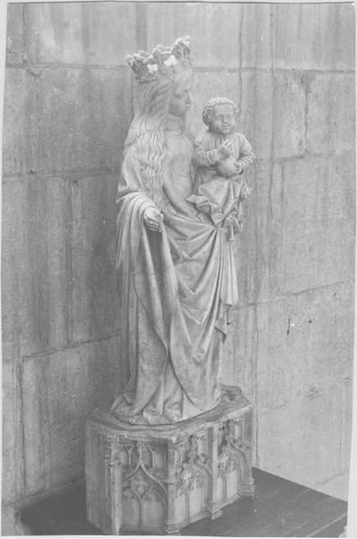 statue : Vierge à l'Enfant, vue générale - © Ministère de la Culture (France), Médiathèque du patrimoine et de la photographie (objets mobiliers), tous droits réservés