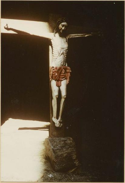 statue (crucifix) : Christ en croix, vue générale