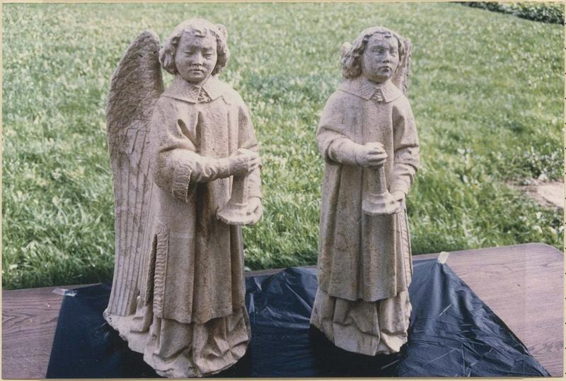 paire de statues : Anges portant des chandeliers, vue générale