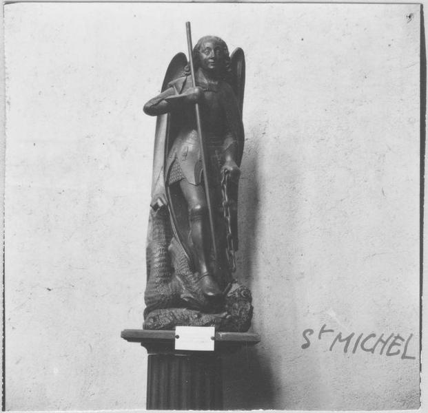 statue : saint Michel, vue générale