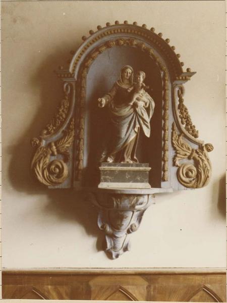 statuette : Vierge à l'Enfant et son cadre, vue générale