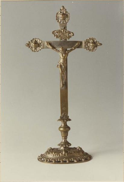 croix d'autel (crucifix) : Christ en croix, vue générale