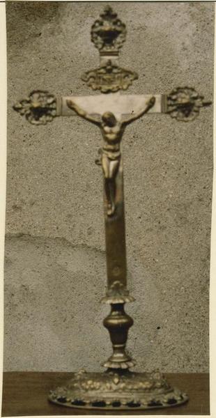 croix d'autel (crucifix) : Christ en croix, vue générale