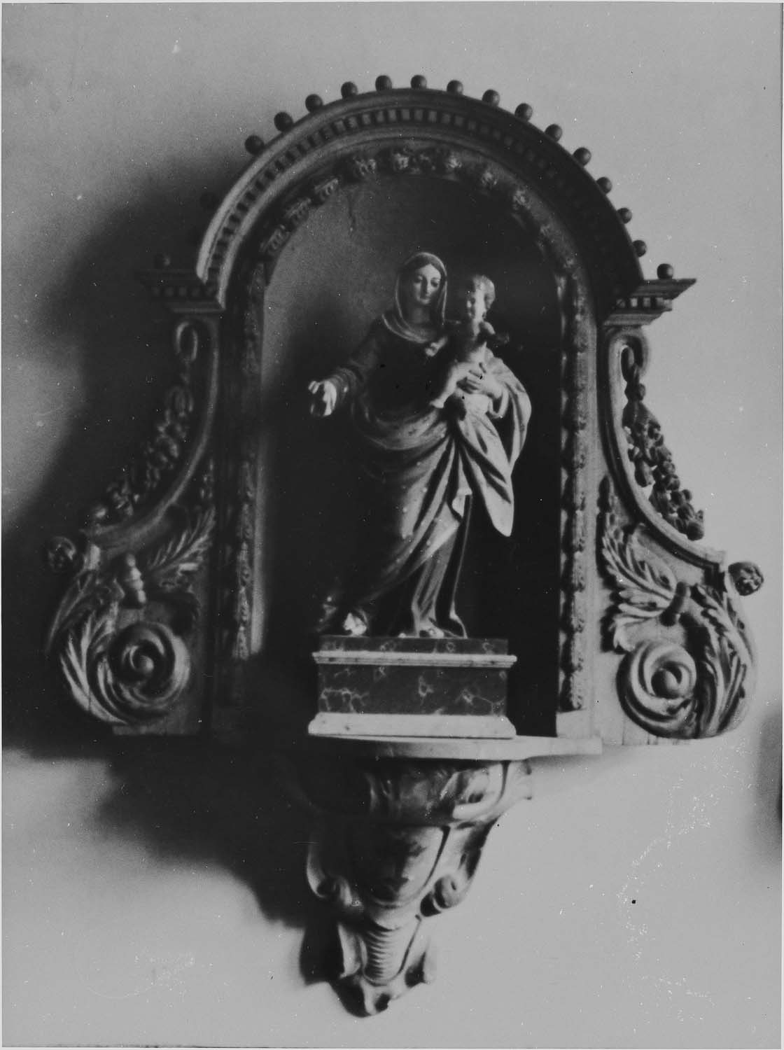 statuette : Vierge à l'Enfant, cadre, vue générale