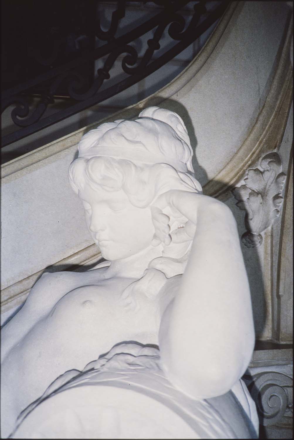 statue : jeune femme endormie, détail