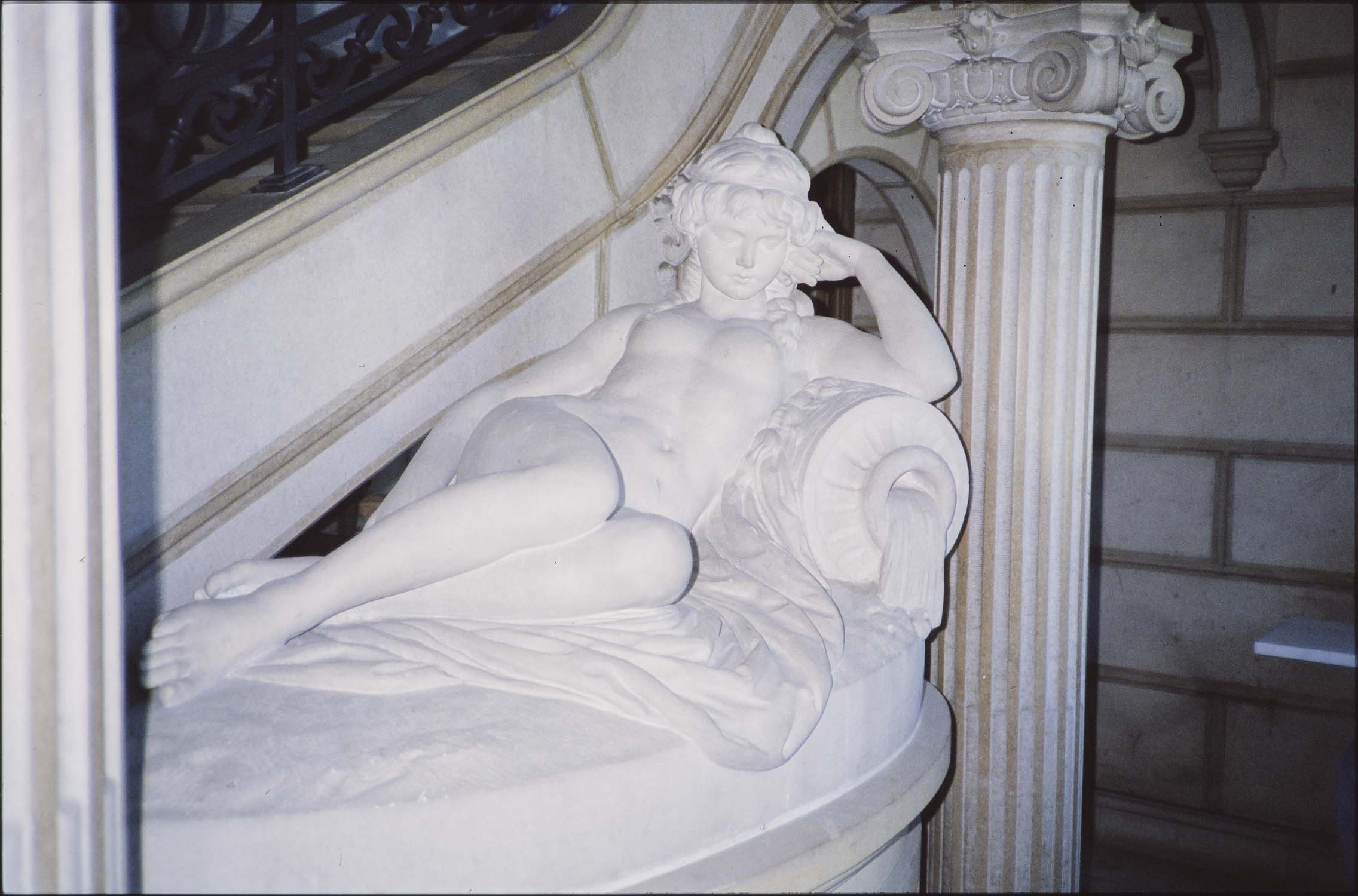 statue : jeune femme endormie, vue générale