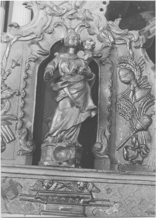 autel, retable, tabernacle, lambris de revêtement (boiserie), deux statuettes : Vierge et Evêque, et deux statues : Saint Claude et Evêque