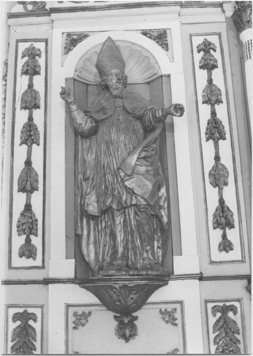 autel, retable, tabernacle, lambris de revêtement (boiserie), deux statuettes : Vierge et Evêque, et deux statues : Saint Claude et Evêque