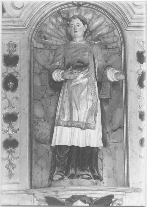 autel, retable, tabernacle, exposition, lambris de revêtement (boiserie), quatre statues (statuettes) : Saint Jean, Saint Pierre, Saint Etienne et Saint Martin et un tableau : Adoration des Mages