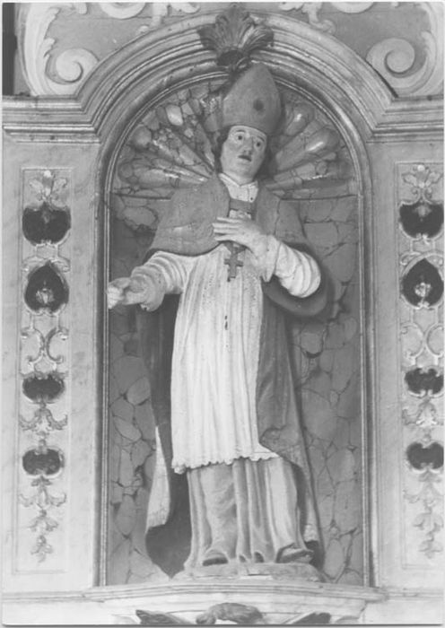 autel, retable, tabernacle, exposition, lambris de revêtement (boiserie), quatre statues (statuettes) : Saint Jean, Saint Pierre, Saint Etienne et Saint Martin et un tableau : Adoration des Mages