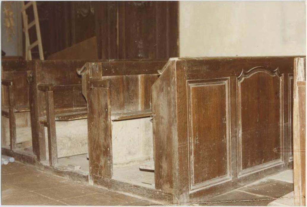 ensemble de bancs de fidèles