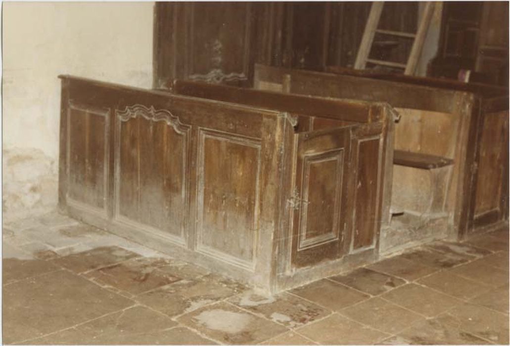 ensemble de bancs de fidèles