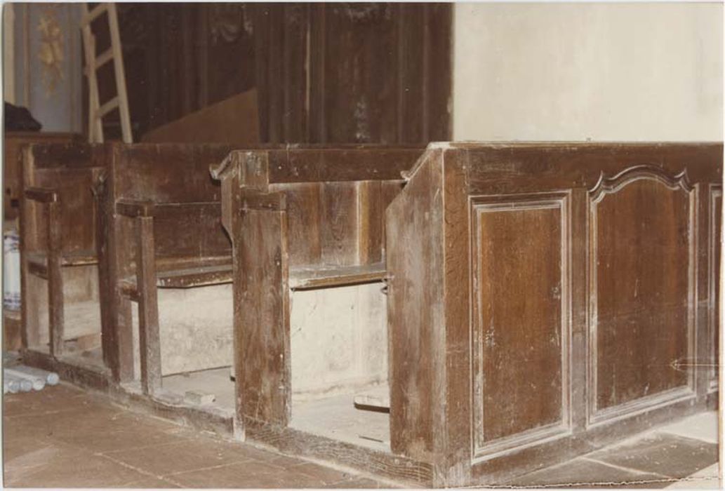 ensemble de bancs de fidèles