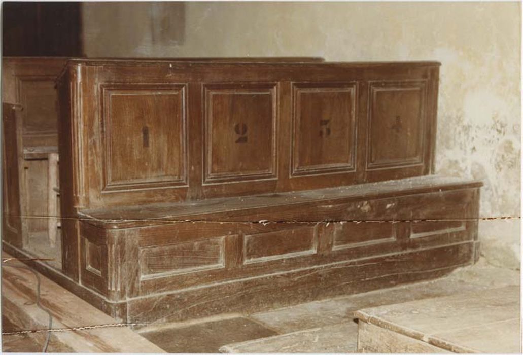 ensemble de bancs de fidèles