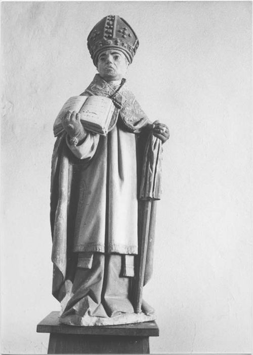 statue : Evêque