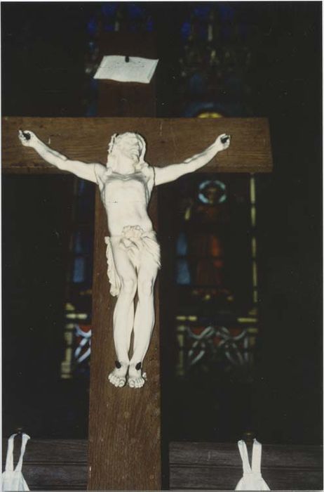 statue : Christ en croix