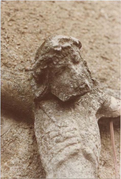 statue de calvaire (fragment) : Christ en croix