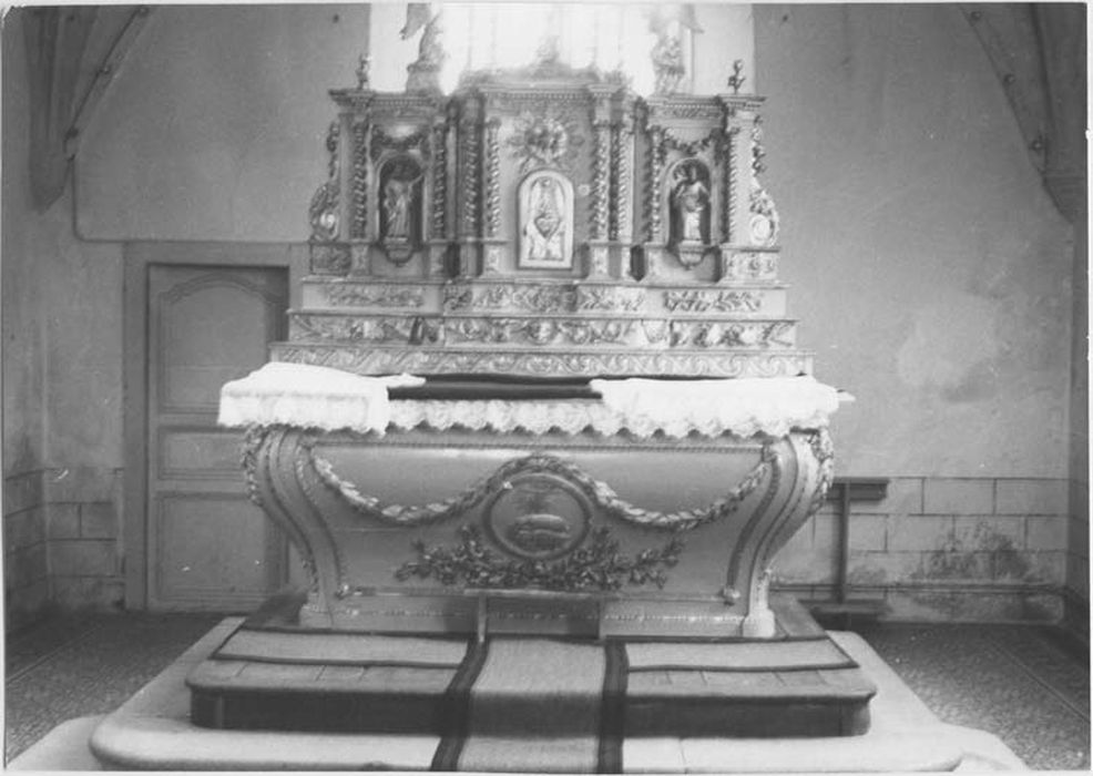 autel (maître-autel), gradin d'autel, tabernacle à ailes, ciborium et deux statues : Anges adorateurs