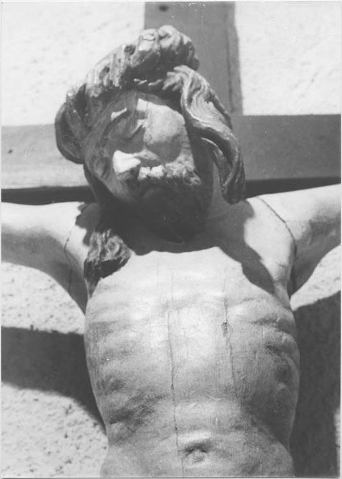 statue : Christ en croix