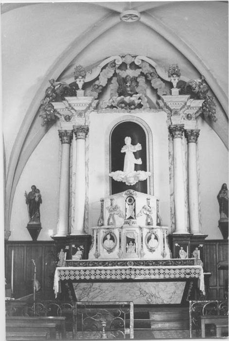 retable et tabernacle, lambris de revêtement (boiserie), deux statues : Vierge de l'Assomption, Dieu le Père et quatre reliefs : Saint Pierre, Saint Paul, Souper à Emmaüs, Les Evangélistes