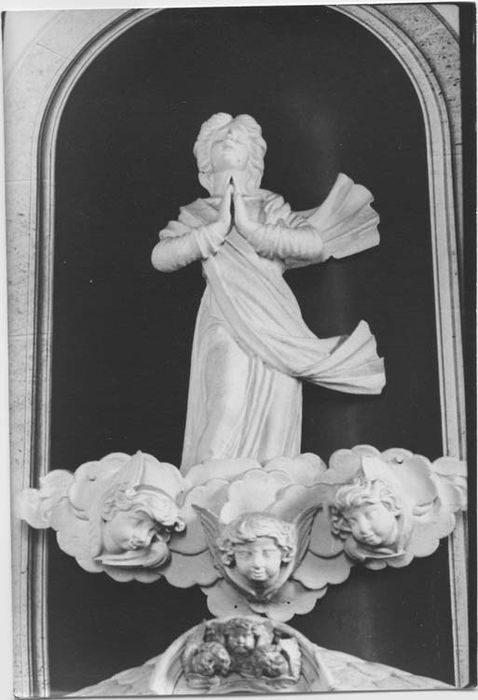 retable et tabernacle, lambris de revêtement (boiserie), deux statues : Vierge de l'Assomption, Dieu le Père et quatre reliefs : Saint Pierre, Saint Paul, Souper à Emmaüs, Les Evangélistes