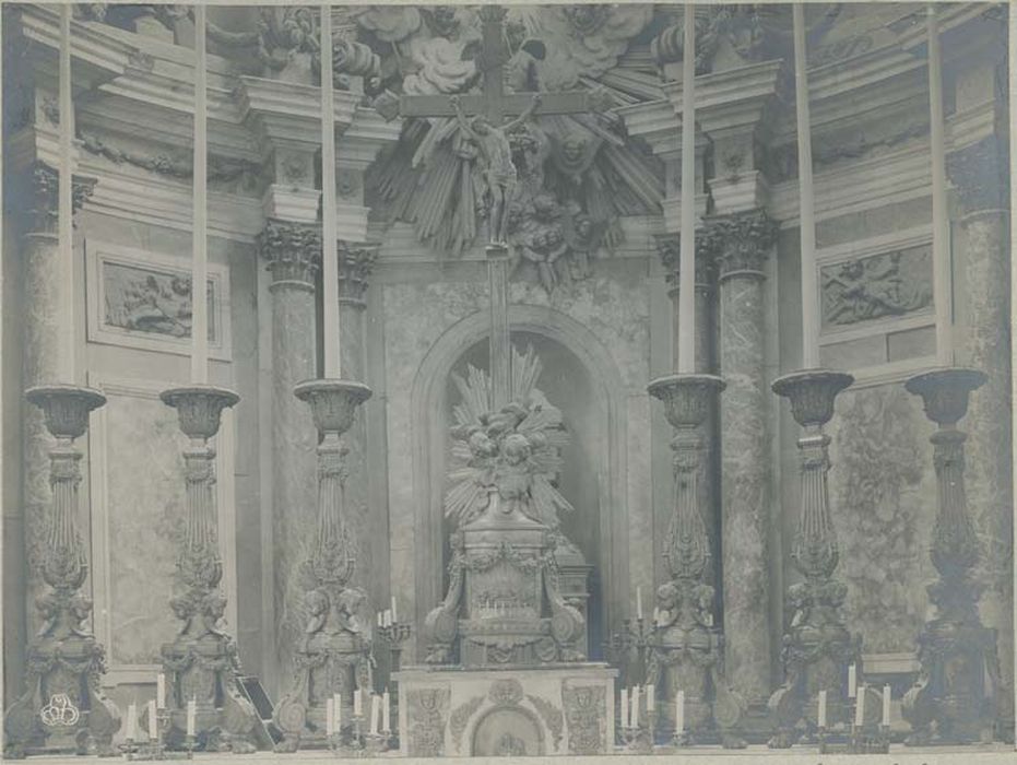 chandeliers et croix d’autel du maître-autel