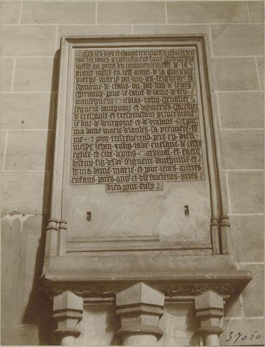 plaque commémorative d'une fondation de messes par le cardinal evêque d'Autun Jehan Rolin, fils de feu Nicolas Rolin, chancelier de Bourgogne