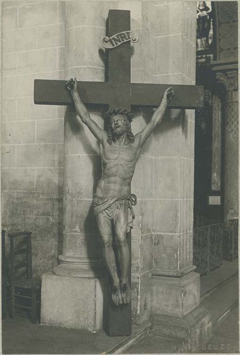 statue : Christ en croix