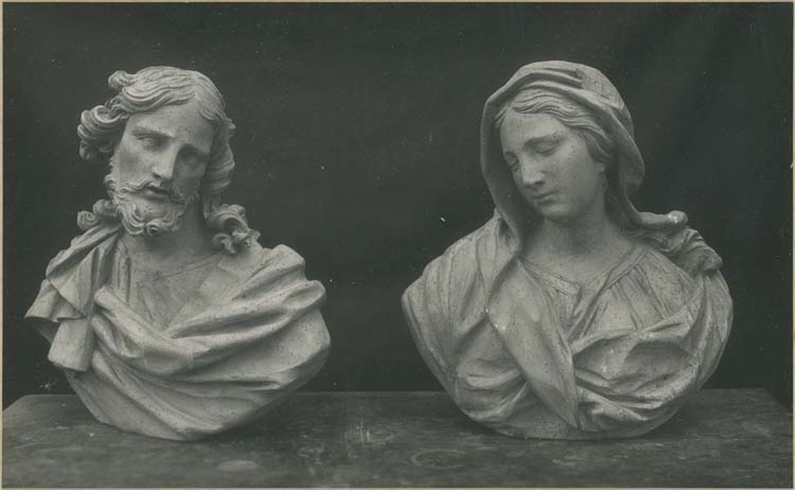 2 bustes : le Christ ;Vierge de douleur