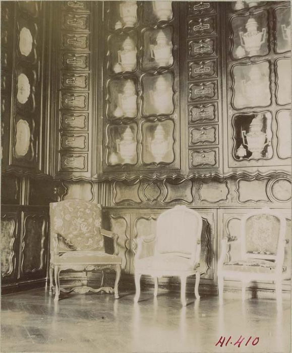 pots à pharmacie ;lambris de revêtement - © Ministère de la Culture (France), Médiathèque du patrimoine et de la photographie, diffusion GrandPalaisRmn Photo