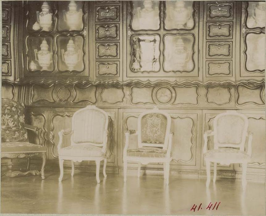 pots à pharmacie ;lambris de revêtement - © Ministère de la Culture (France), Médiathèque du patrimoine et de la photographie, diffusion GrandPalaisRmn Photo