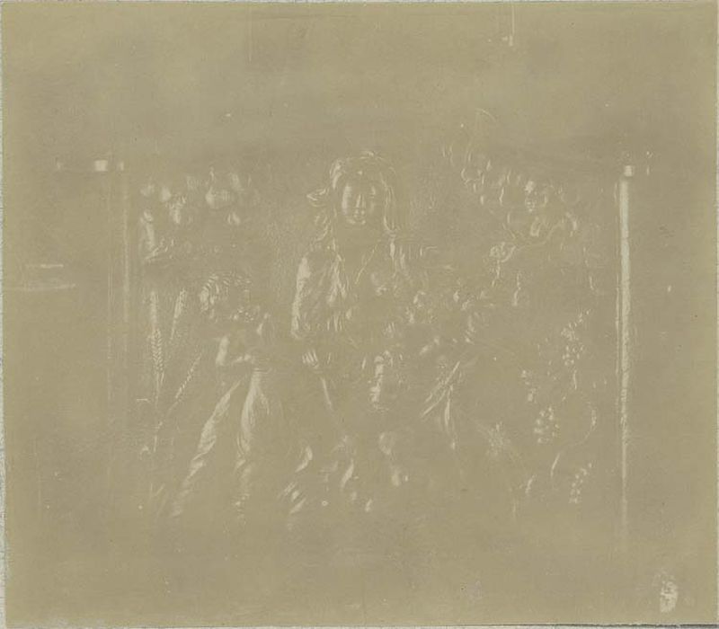 Bas-relief : la Charité