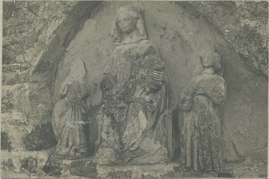 bas-relief : la Vierge à l'Enfant accompagnée d'anges