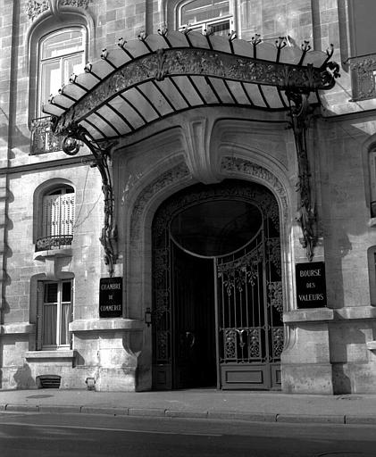 Décor de la porte d'entrée de la façade sur rue