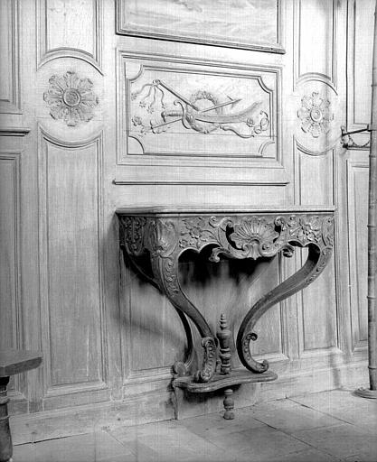 Console en bois sculpté et boiseries