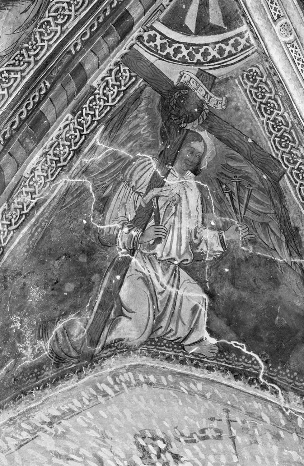 Peinture murale de la voûte de la première chapelle ouest, ange portant les instruments de la passion