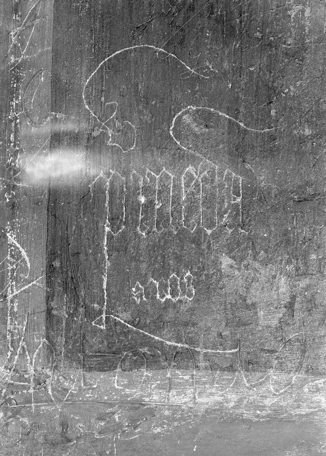 Grafittis sur le mur gothique de la chapelle Saint-Martial