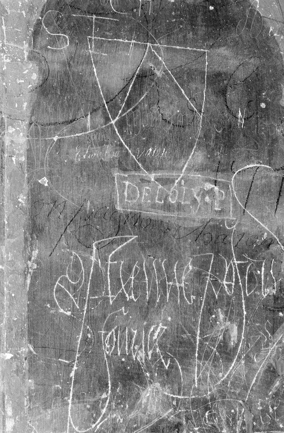 Grafittis sur le mur gothique de la chapelle Saint-Martial