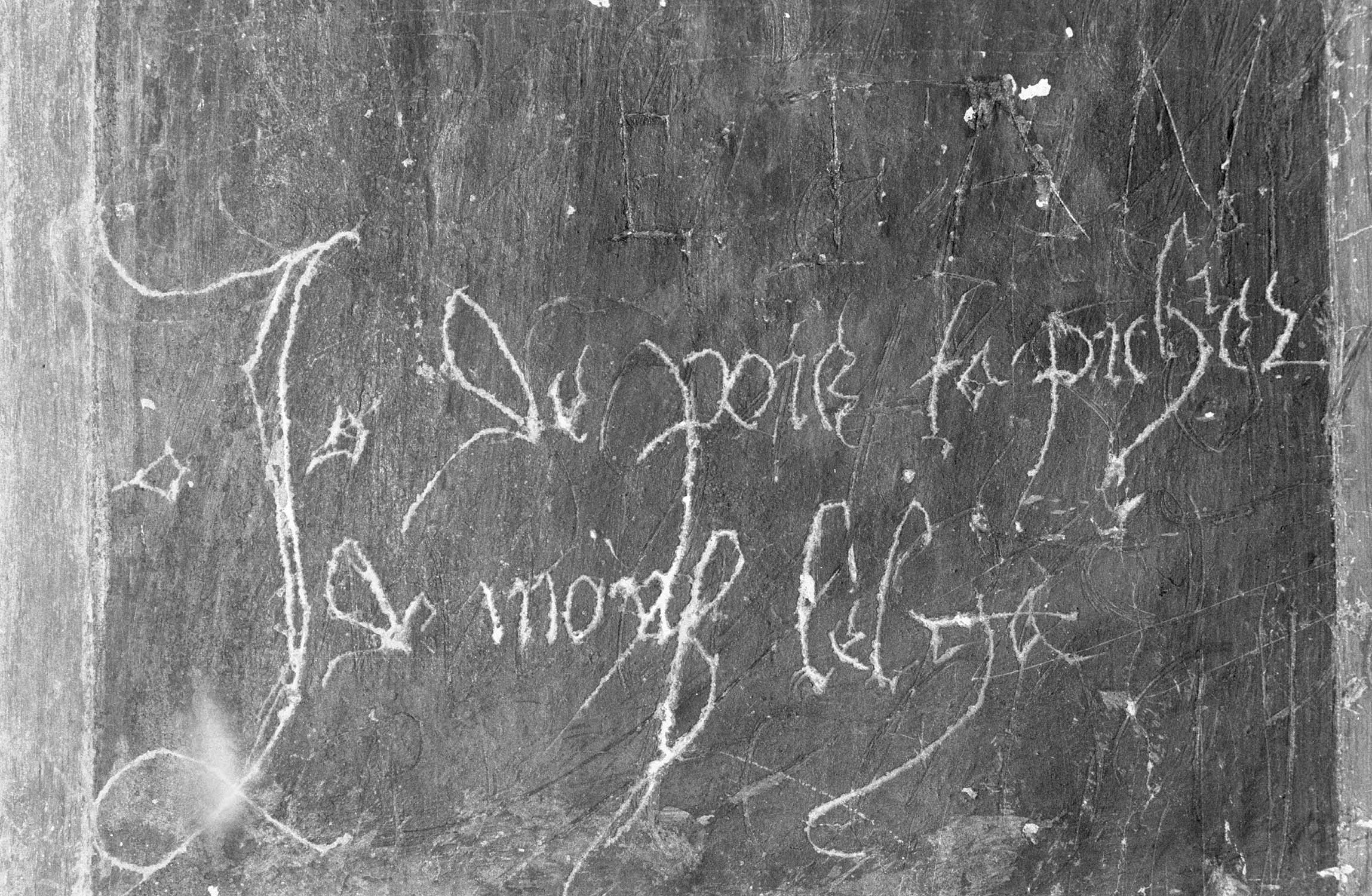 Grafittis sur le mur gothique de la chapelle Saint-Martial