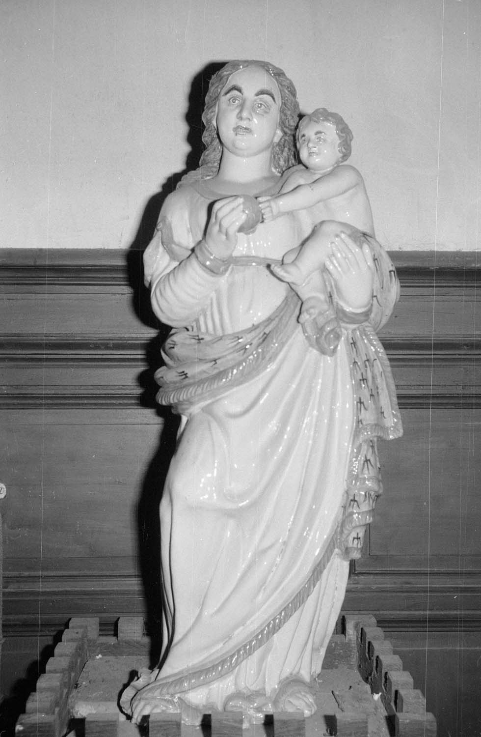 Statue en céramique d'une Vierge à l'Enfant