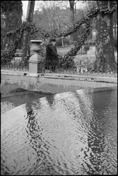 [La fontaine Médicis dans le jardin du Luxembourg]