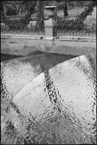 [La fontaine Médicis dans le jardin du Luxembourg]