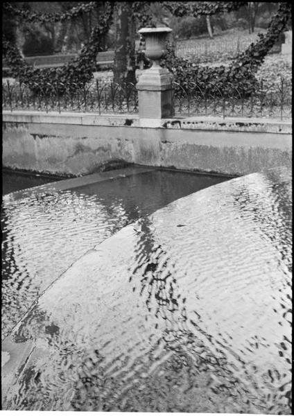 [La fontaine Médicis dans le jardin du Luxembourg]