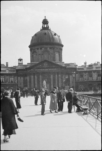 [L'Institut vu depuis le Pont des Arts]