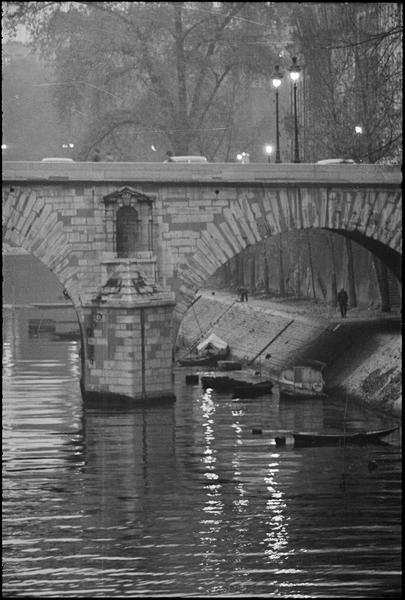 [Le pont Marie la nuit]