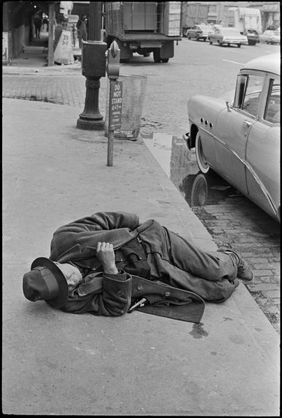[Clochard tombé à terre]
