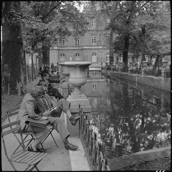 Fontaine Medicis ; [Lecture auprès d'un bassin]