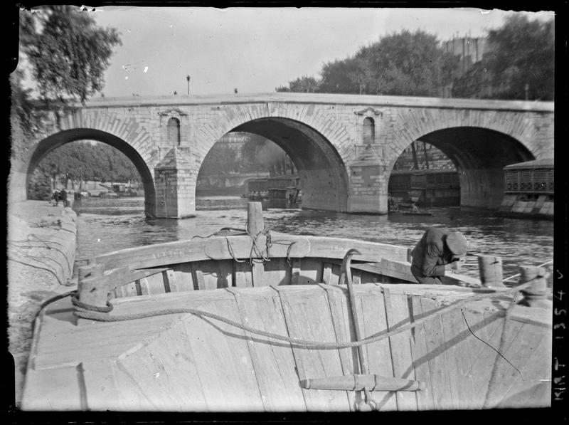 [Péniche au pied du pont Marie]